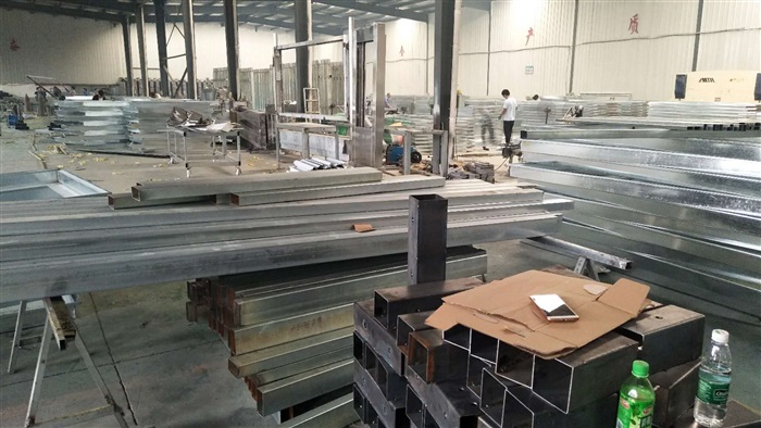 一百多臺(tái)公交站臺(tái)忙的熱火朝天